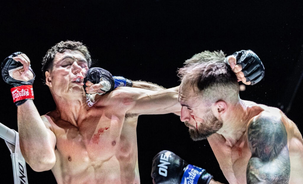 Maciej Karpiński trafia rywala mocnym uderzeniem podczas pojedynku w ONE Lumpinee, co prowadzi do wygranej przez TKO.