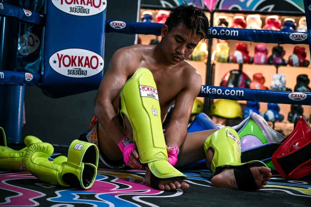 Ochraniacze na piszczele to podstawowy element wyposażenia w Muay Thai i kickboxingu – zapewniają bezpieczeństwo podczas intensywnych sparingów.