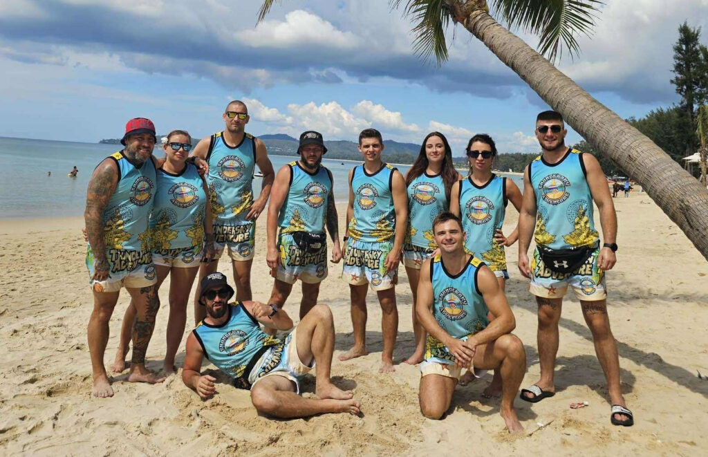 Grupa uczestników obozu sportowego za granicą na plaży Bangtao w Tajlandii podczas Thundersky Adventure.